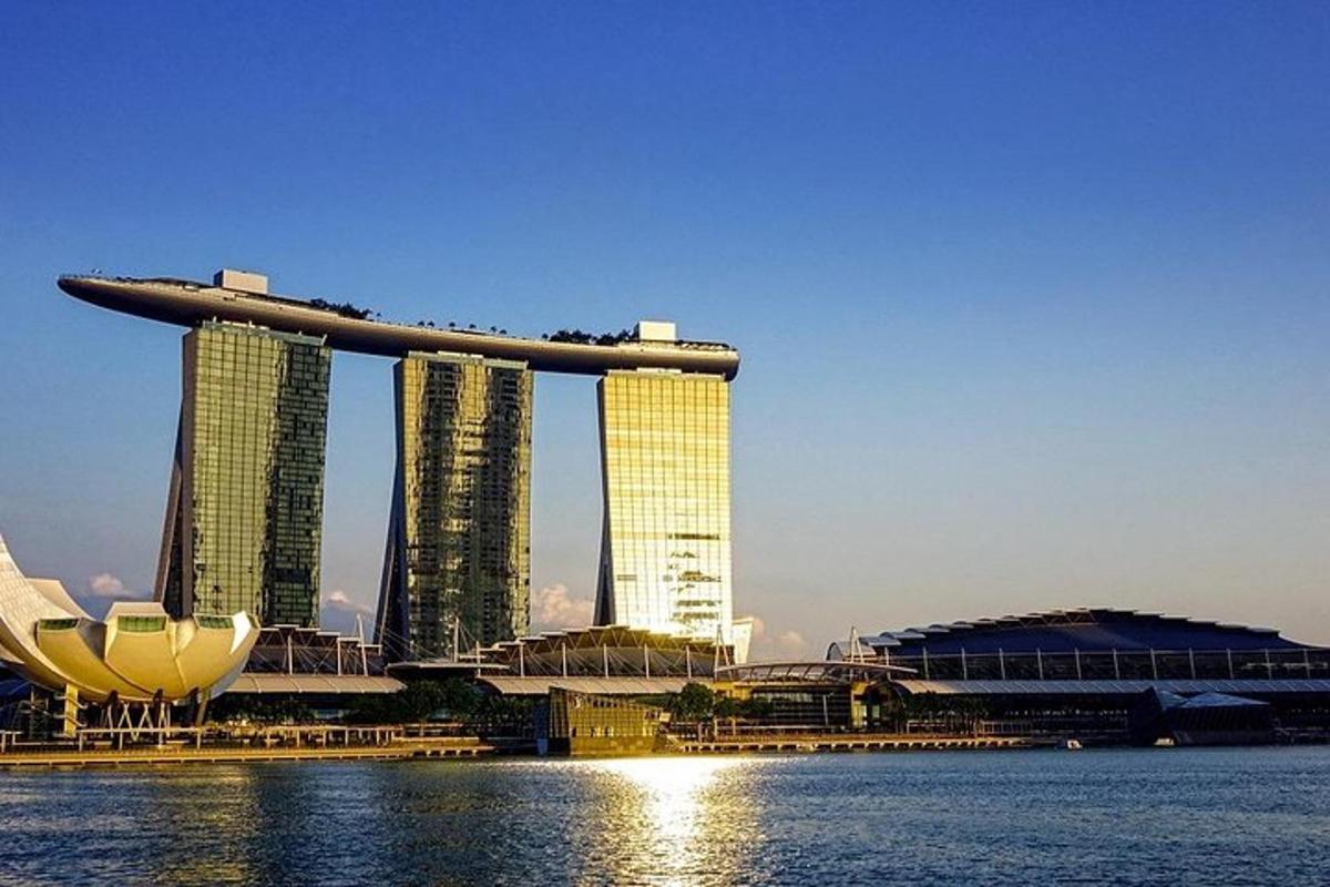 una vista di una città con due edifici alti