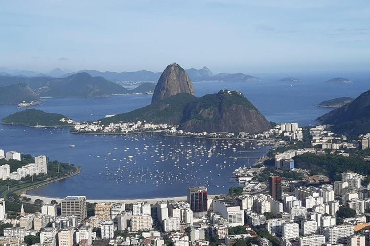 una vista aérea de una ciudad con una montaña