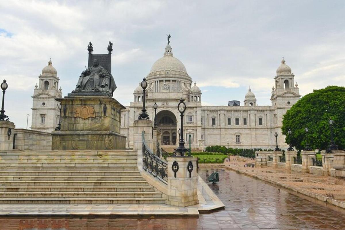 un grande edificio con scale di fronte
