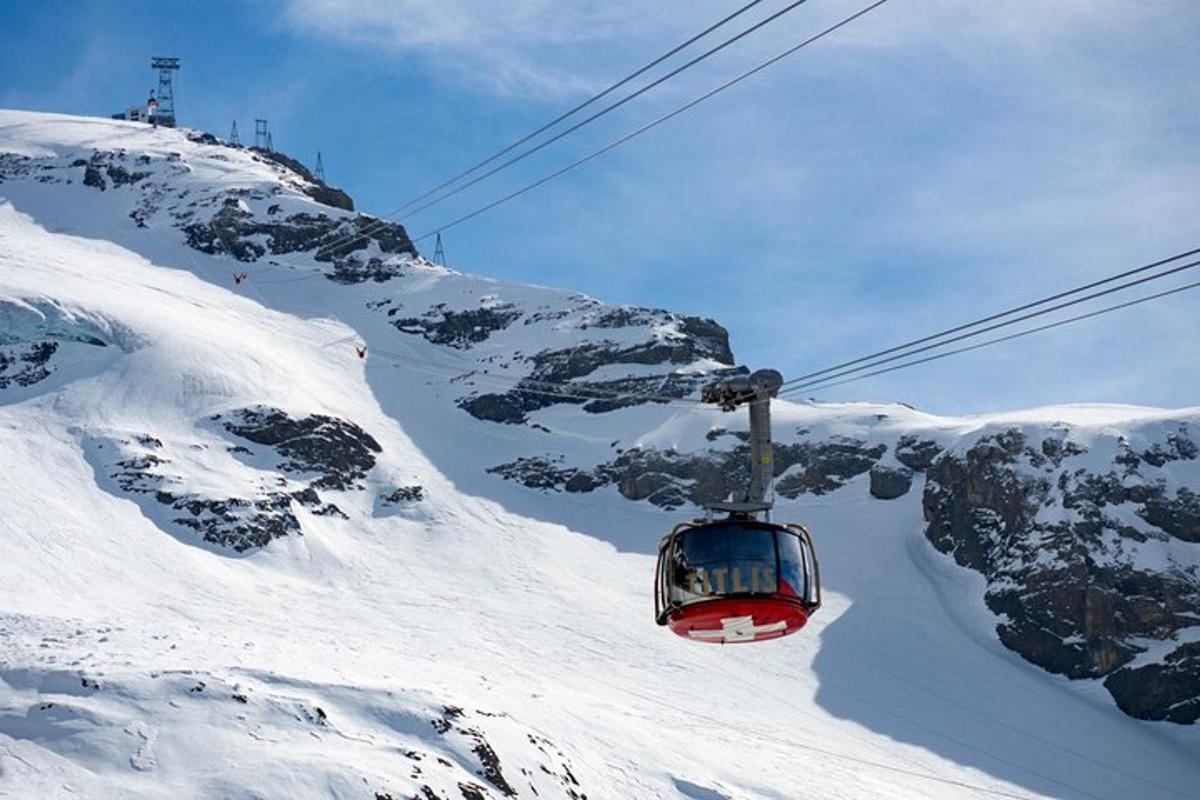 lif ski mendaki gunung yang dilitupi salji