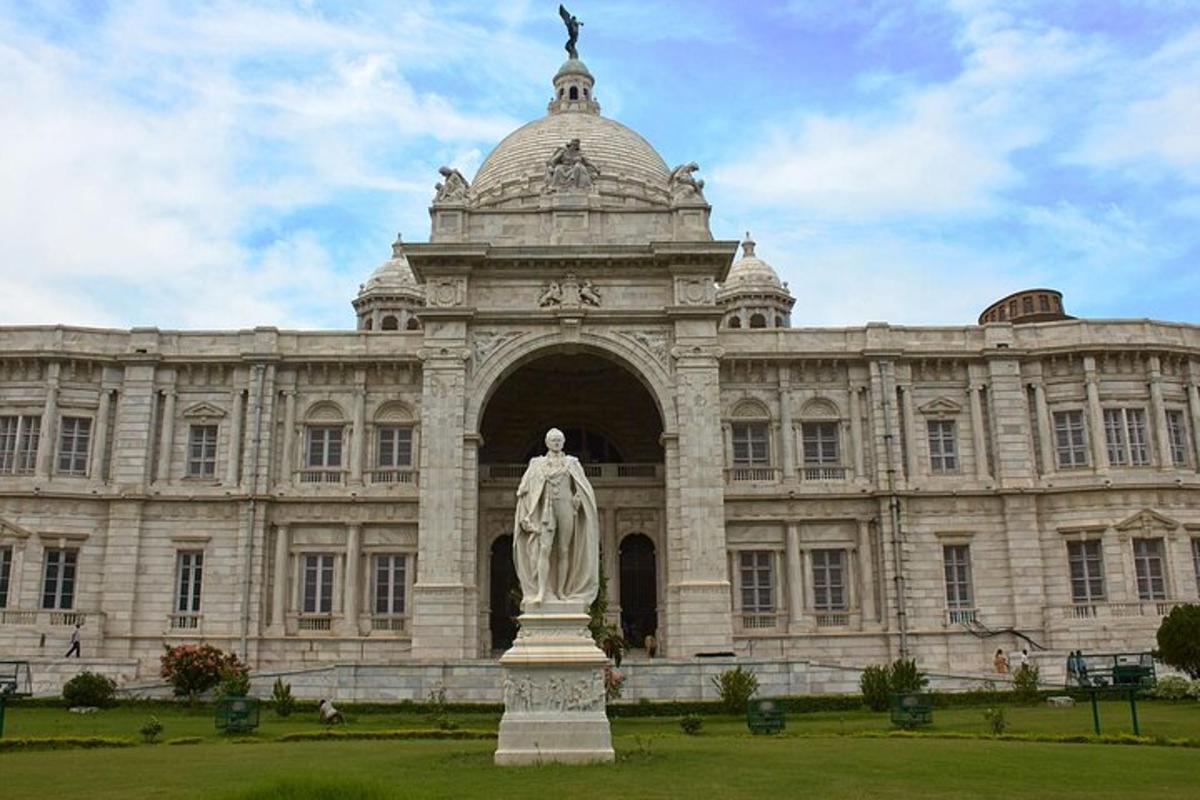 un grande edificio con una statua di fronte