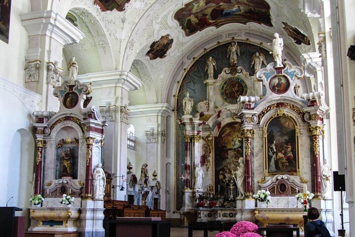 una grande chiesa con un grande altare con dipinti