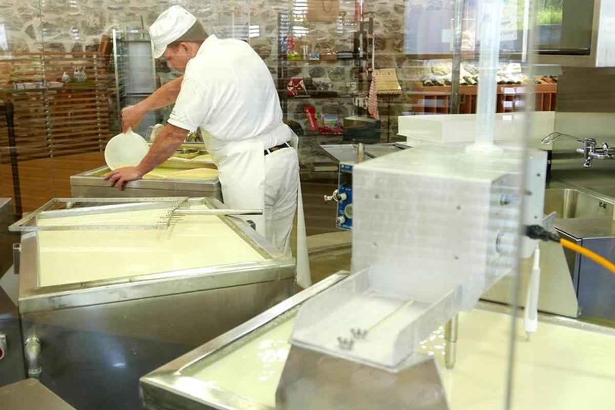 un uomo in cucina che prepara il cibo in una cucina