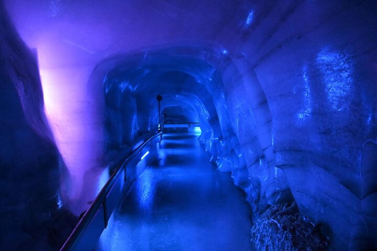 un tunnel di ghiaccio con luci blu e viola