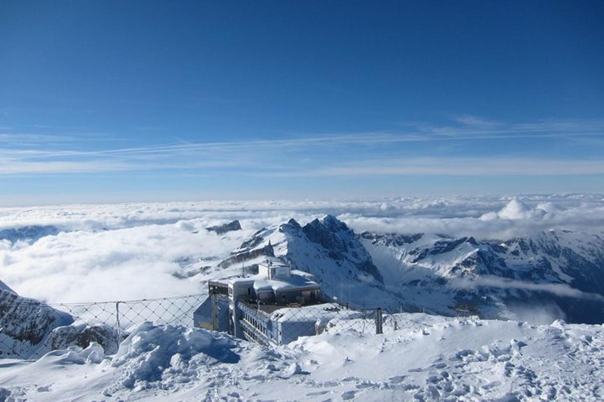 una vista di una montagna innevata con una recinzione