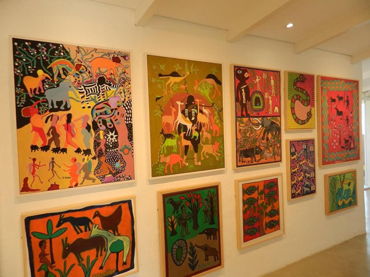uma parede cheia de pinturas coloridas