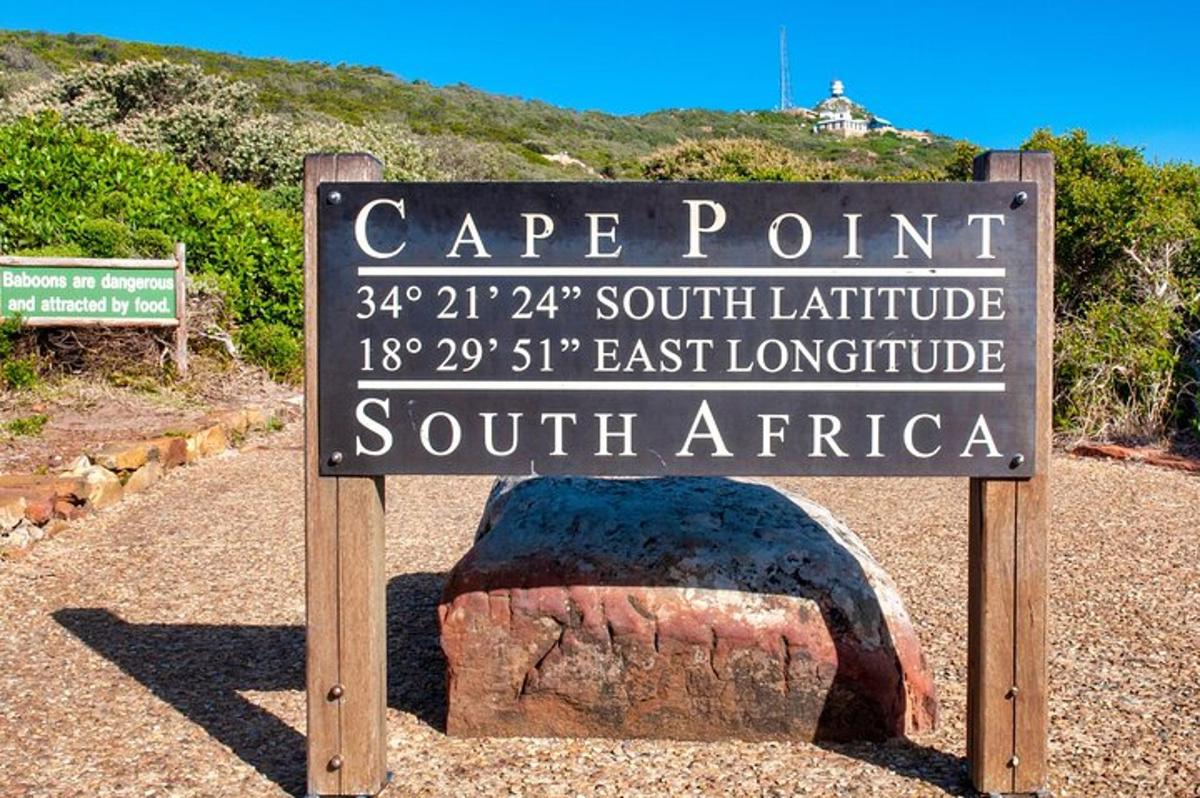 cedule s nápisem Cape Point South Latitude a South Lighthouse