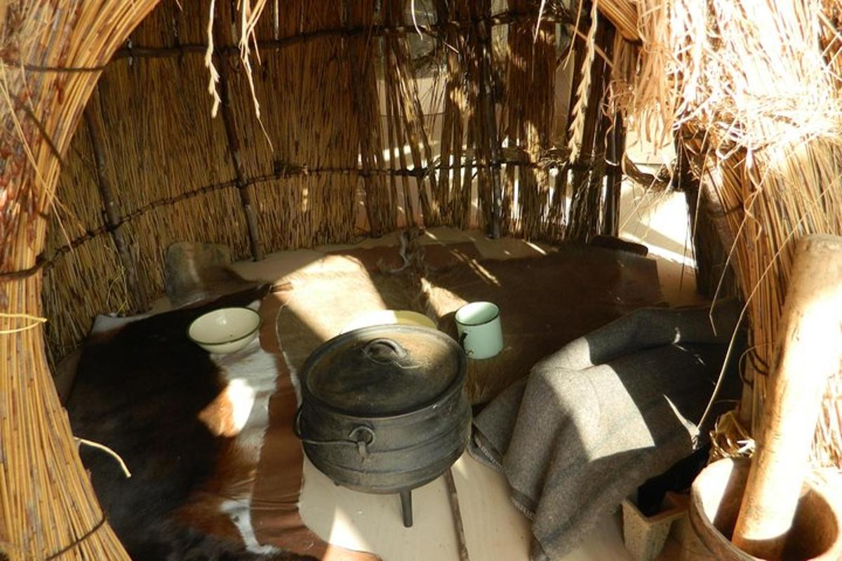 um pequeno banheiro em uma cabana de palha