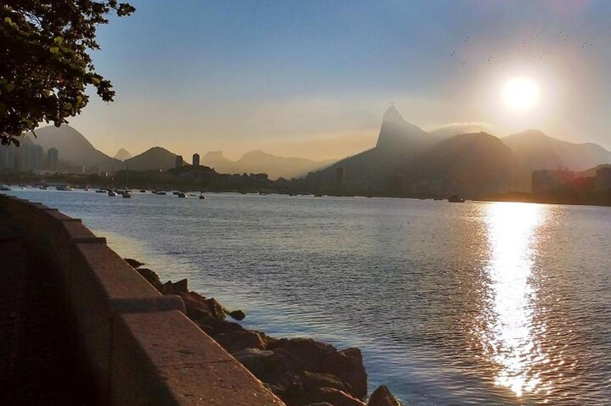 uma vista da água com montanhas ao fundo
