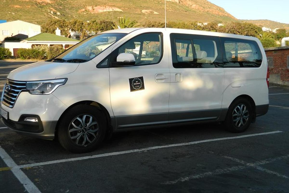 uma van branca estacionada em um estacionamento