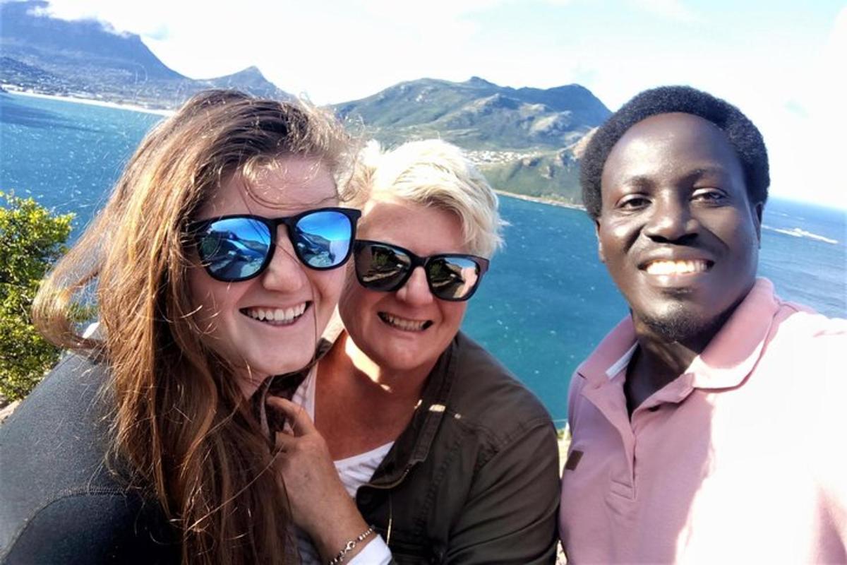 drie mensen poseren voor een foto voor het water