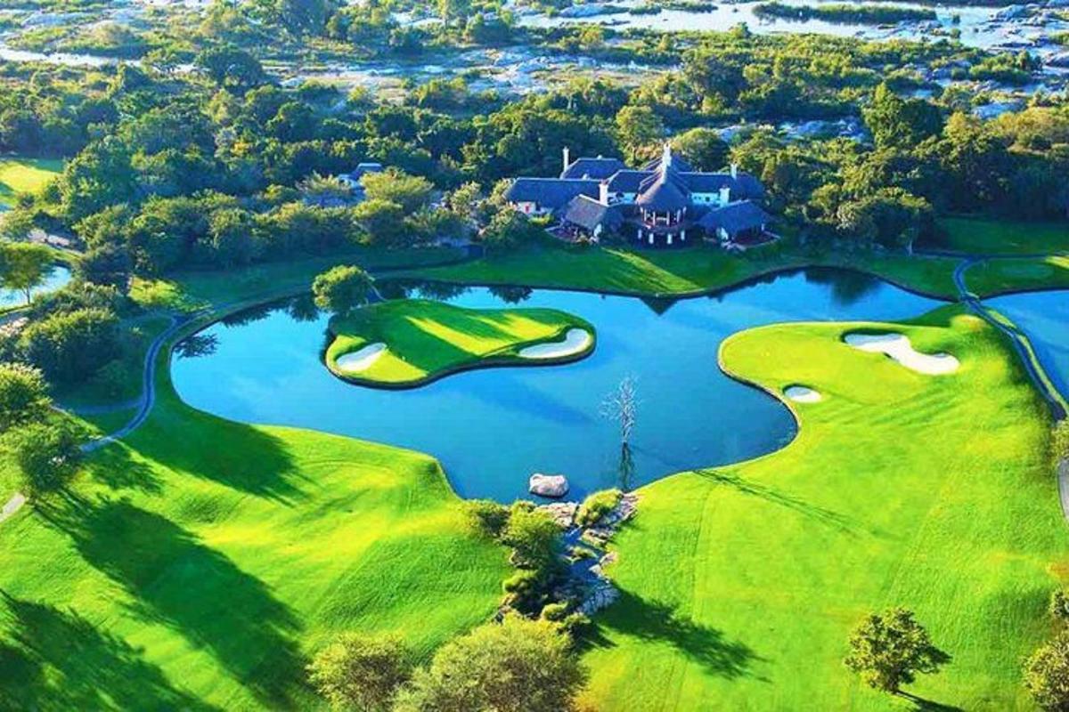 egy golfpályáról és egy tóval ellátott légi felvétel