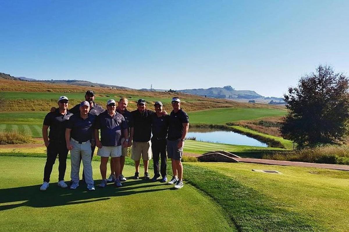 grupp inimesi poseerib golfiväljakul pildi jaoks