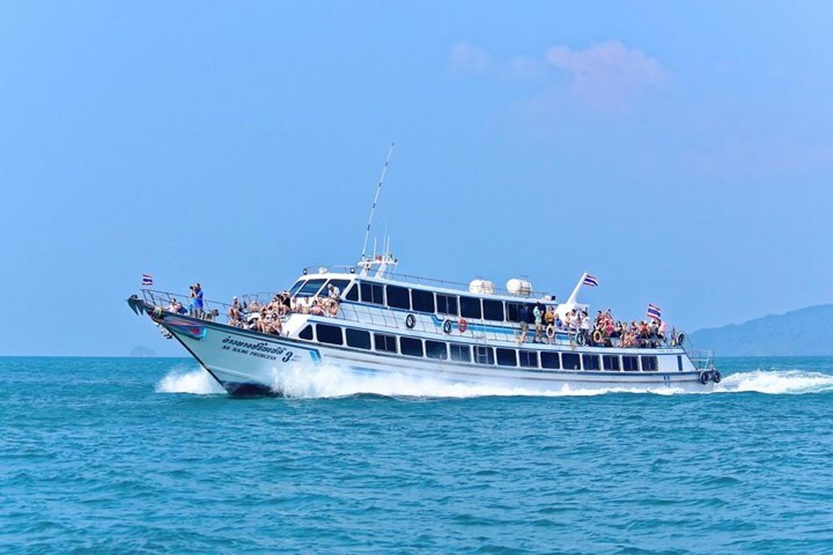 група хора на лодка във водата