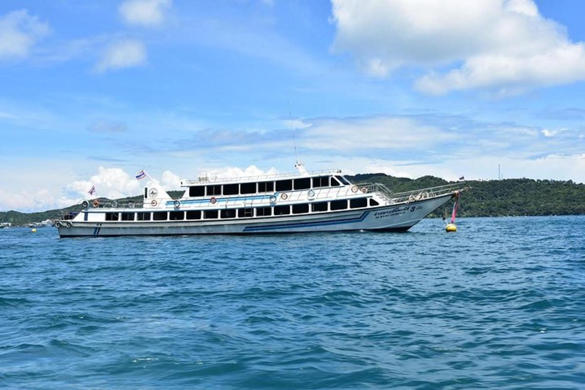um grande barco na água do oceano