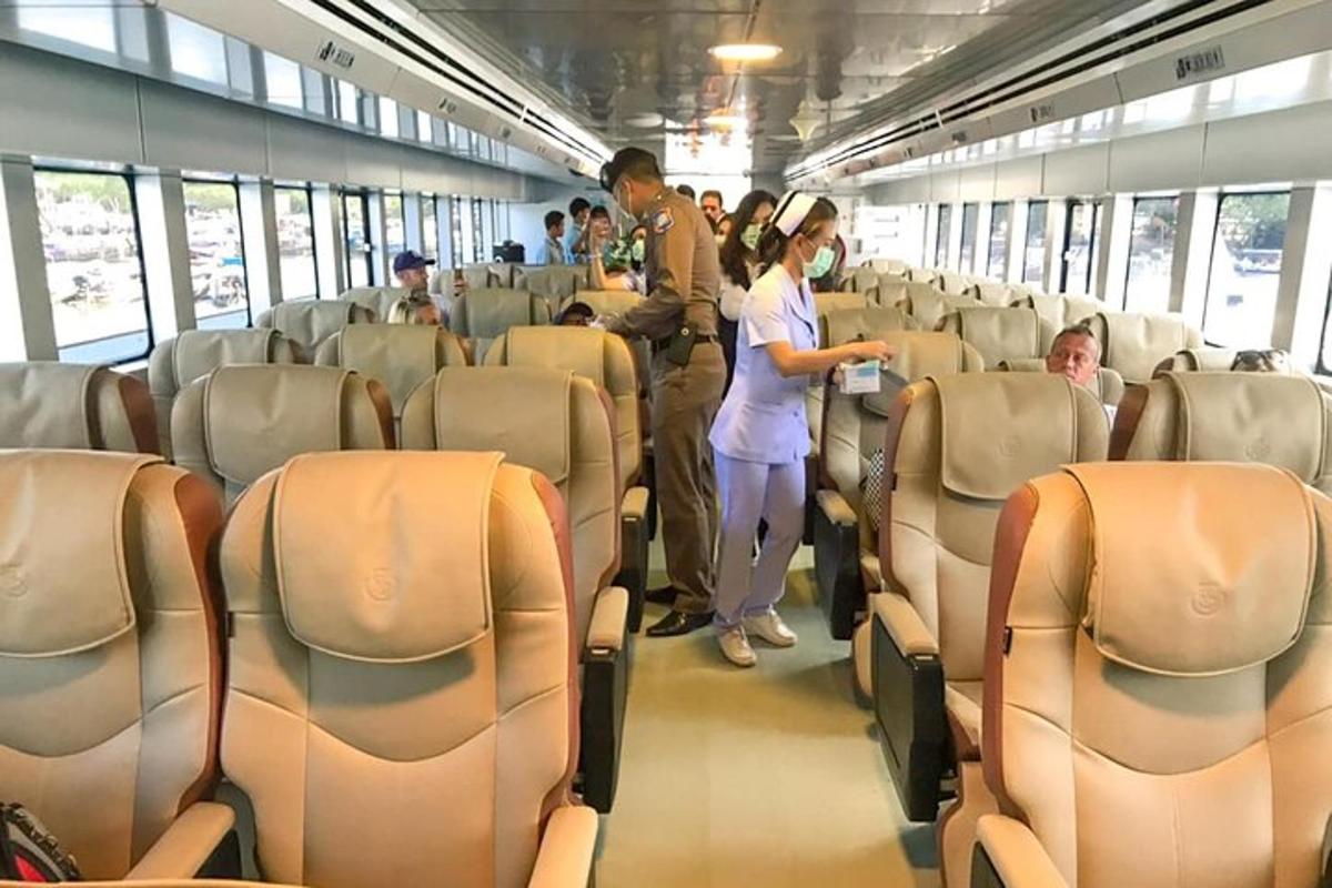 um grupo de pessoas em um trem