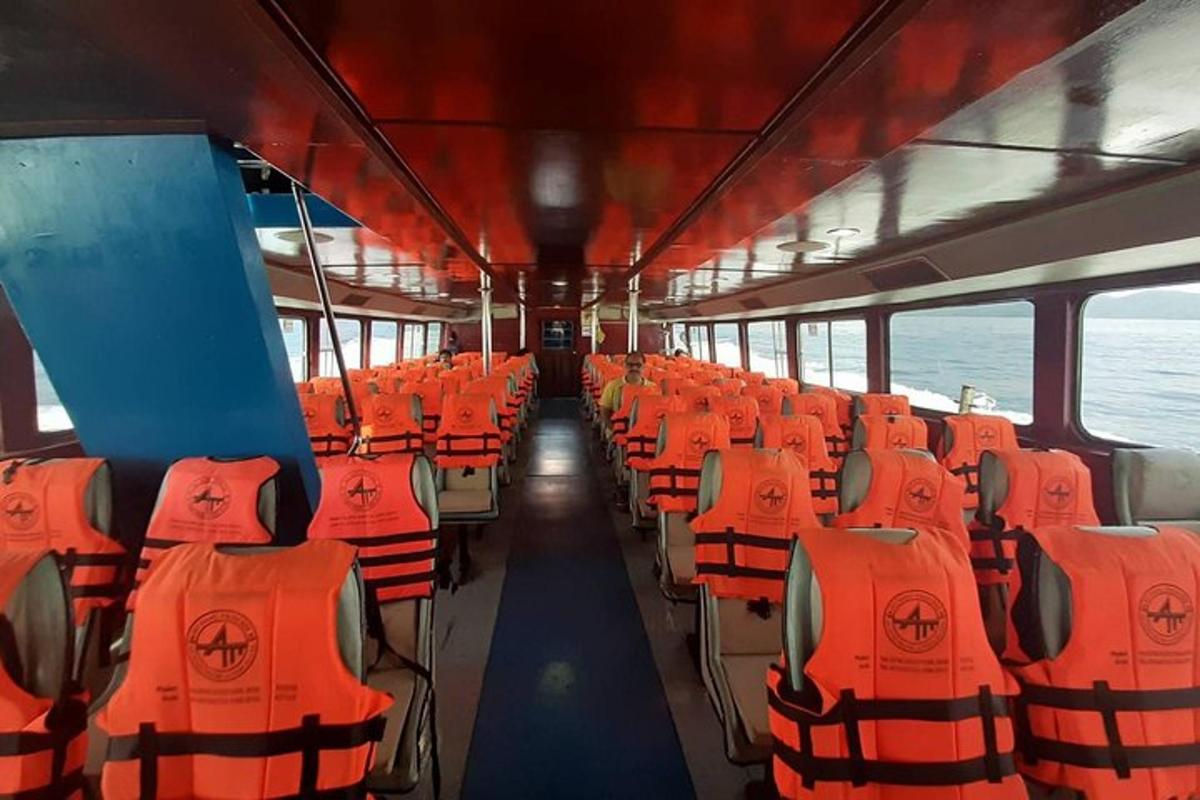 autobus s oranžovými sedadly na trajektu