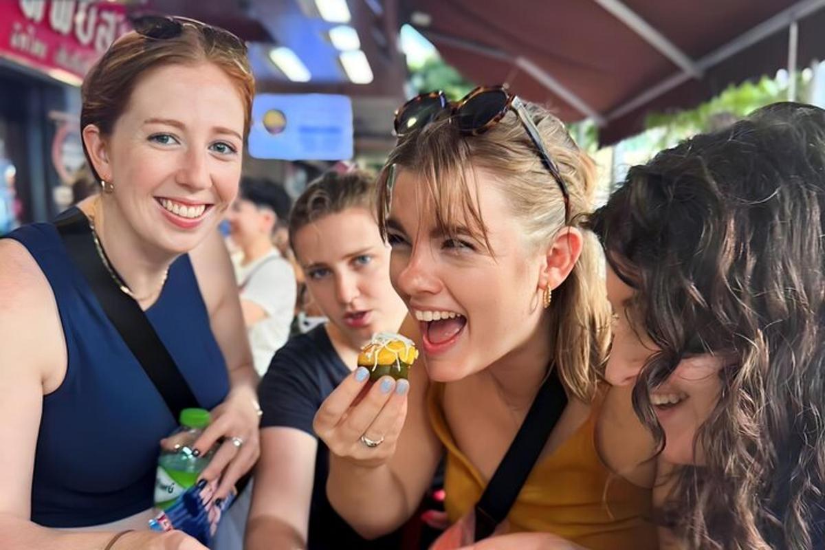 Un grupo de mujeres comiendo comida en una tienda.