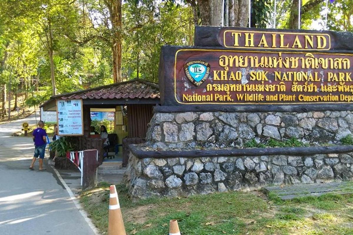 Un cartel que indica un parque con una persona afuera