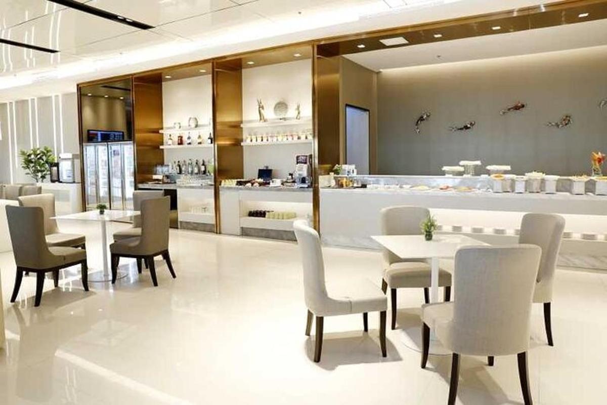 restaurace s bílými stoly, židlemi a pultem