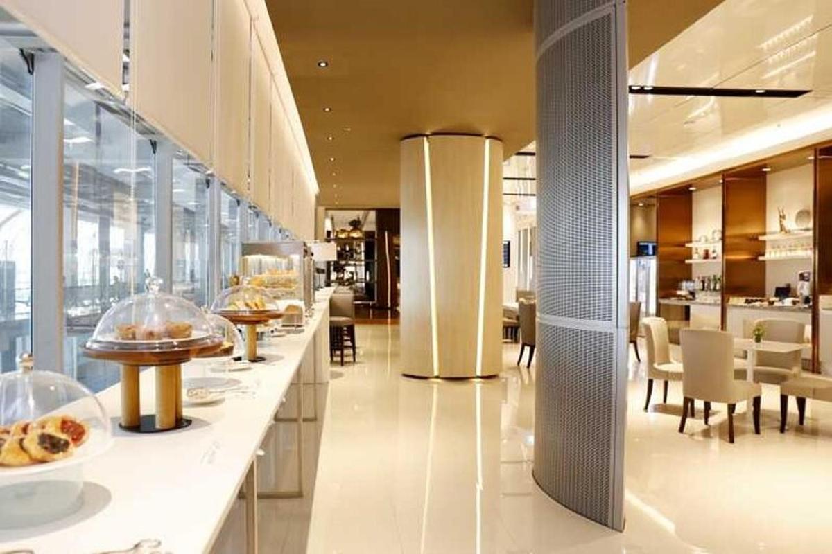 restaurace s bufetovou linkou se stoly a židlemi
