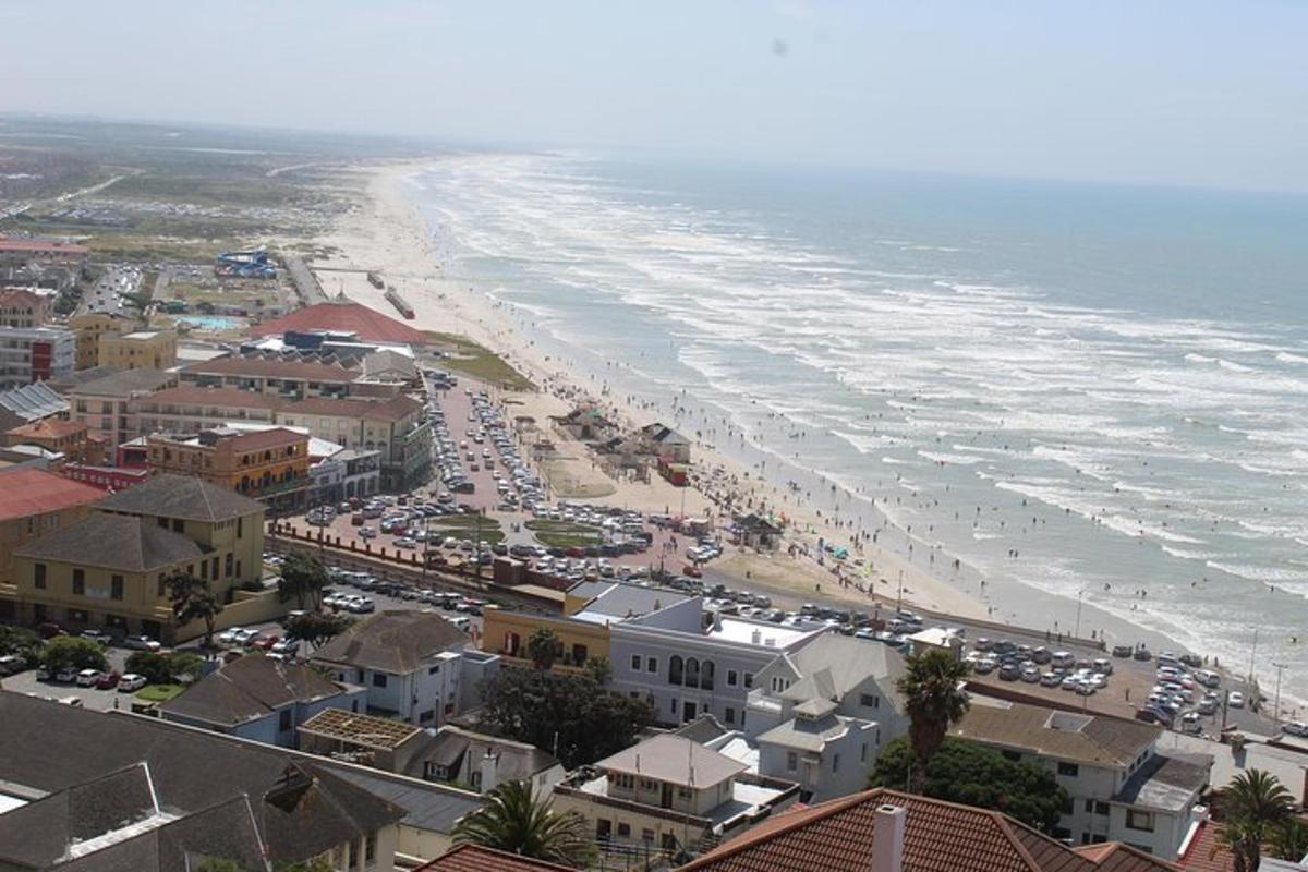 una vista aerea di una spiaggia con folle di persone