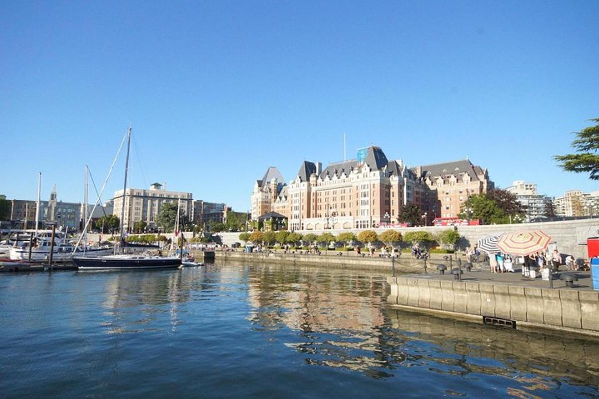Un río con barcos en una ciudad con edificios.
