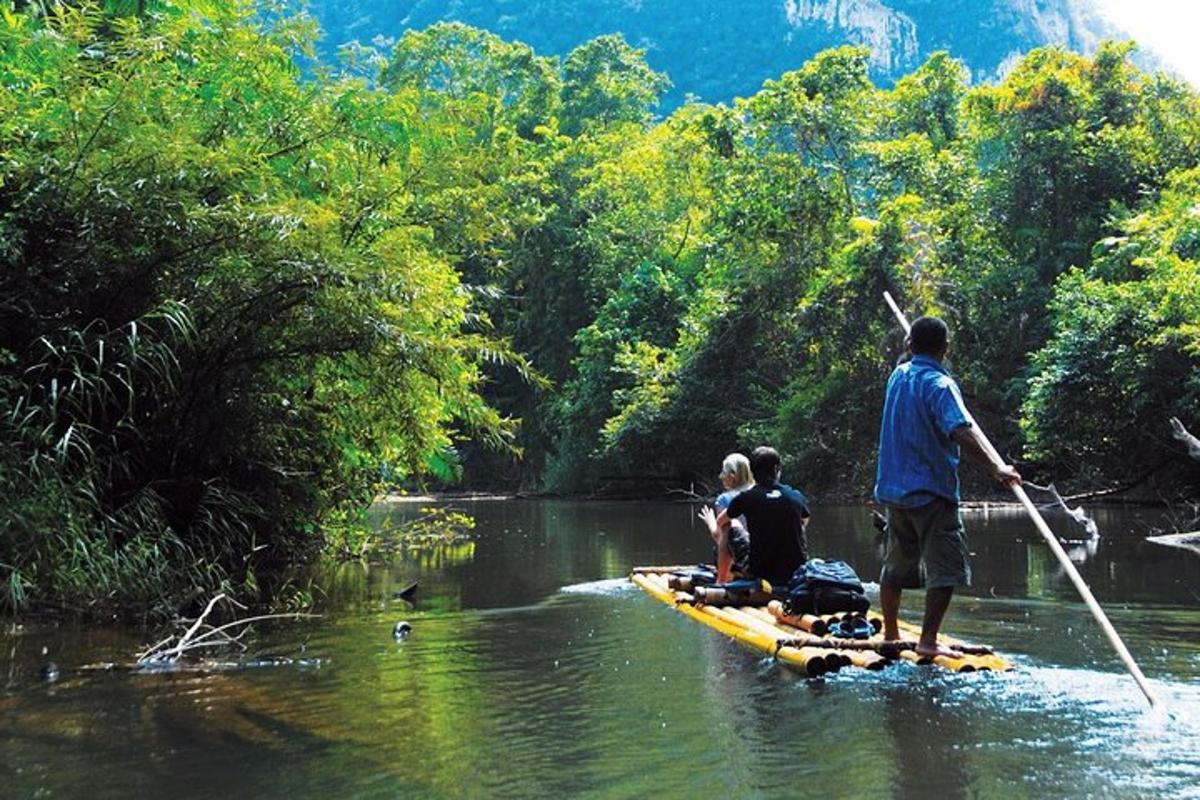 un grupo de personas en una balsa en un río