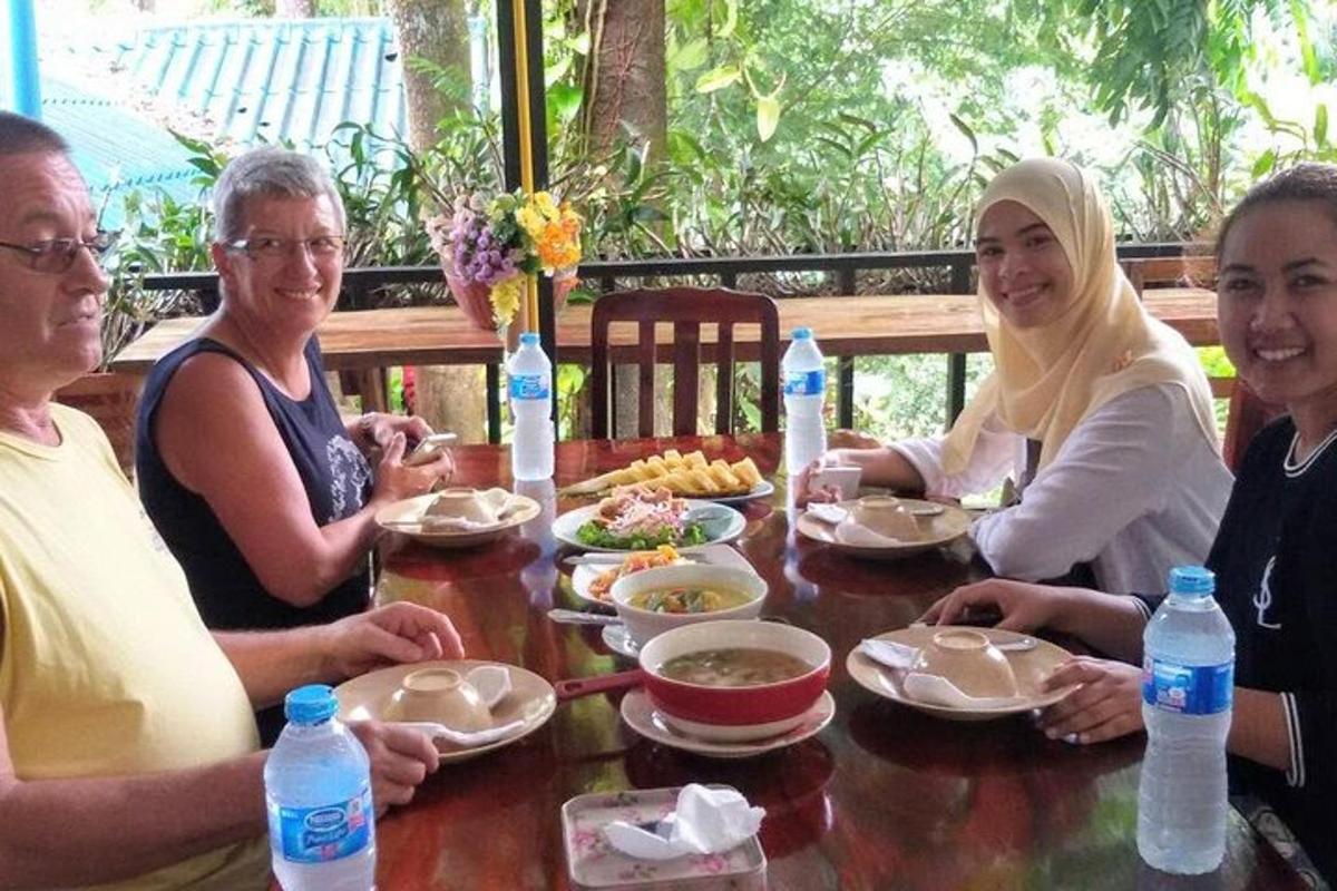 Un grupo de personas sentadas en una mesa comiendo comida