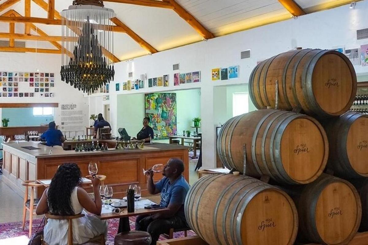 um grupo de pessoas sentadas à mesa de um restaurante com barris