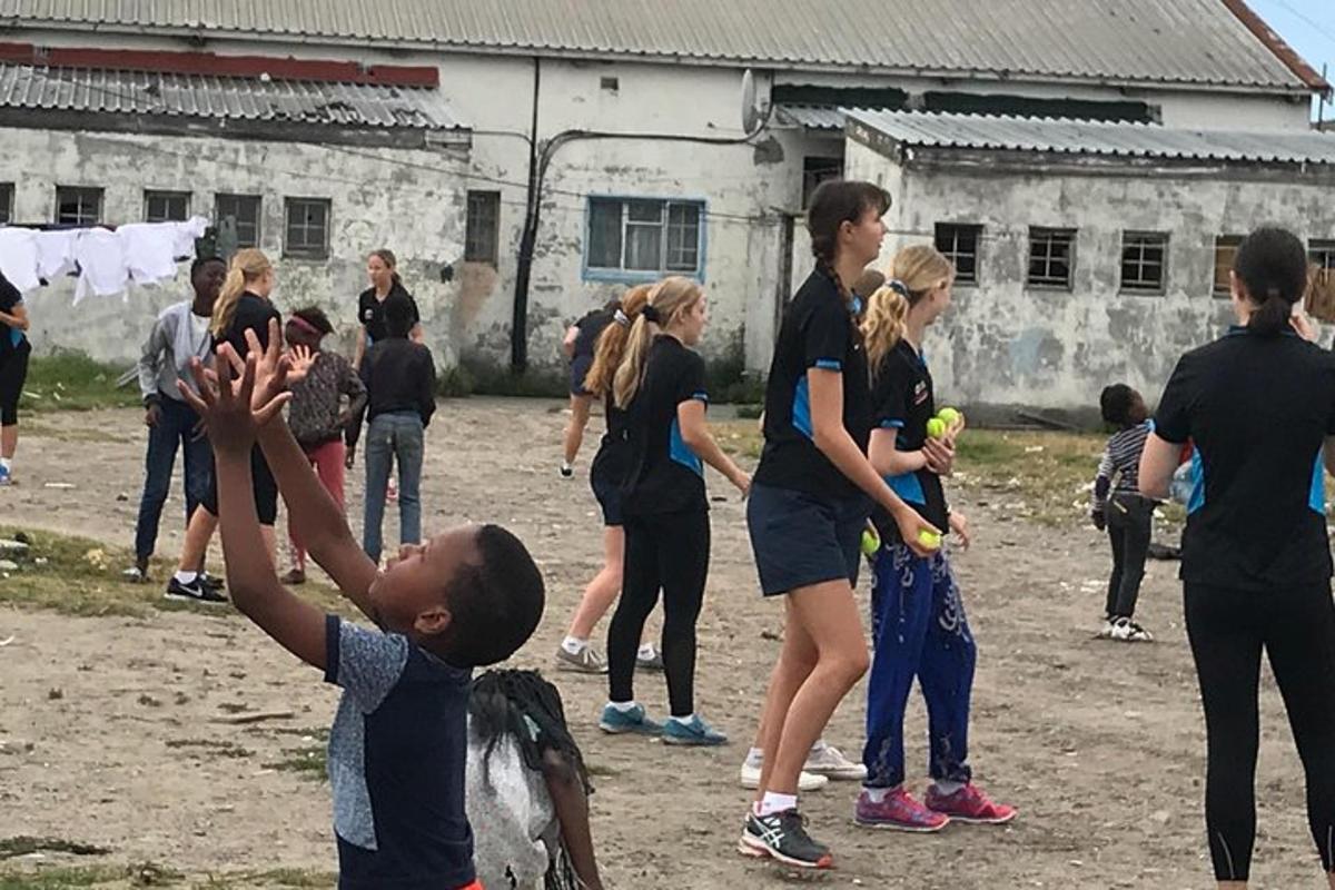 група деце игра бејзбол