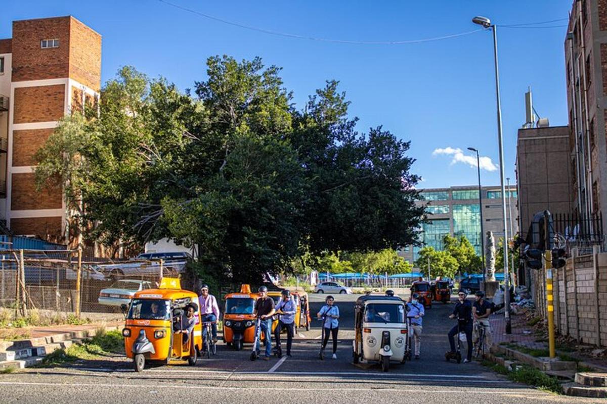 um grupo de pessoas em bicicletas e carros em uma rua