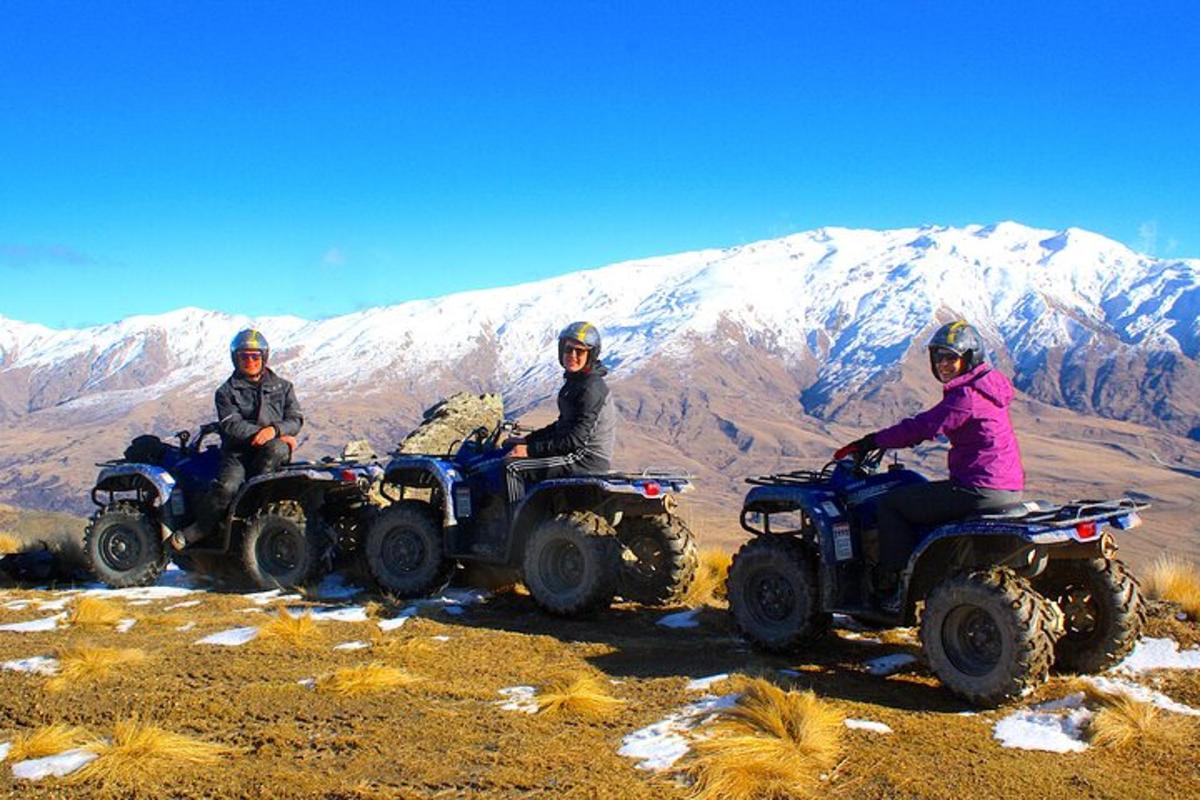 sekelompok orang di atas ATV di gunung
