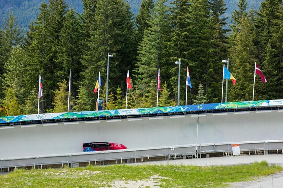 un'auto su un'autostrada con bandiere su un ponte