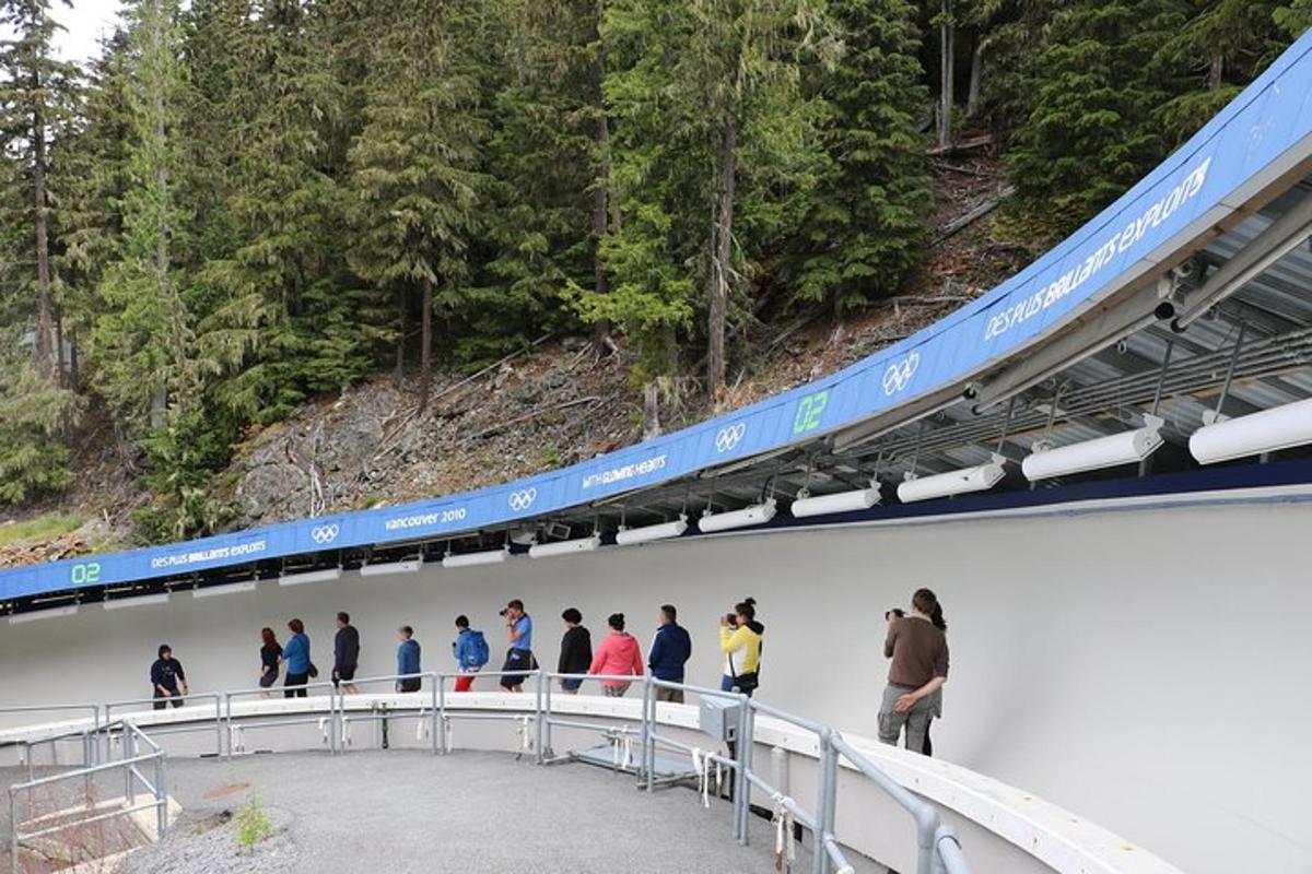 un gruppo di persone che camminano su un ponte