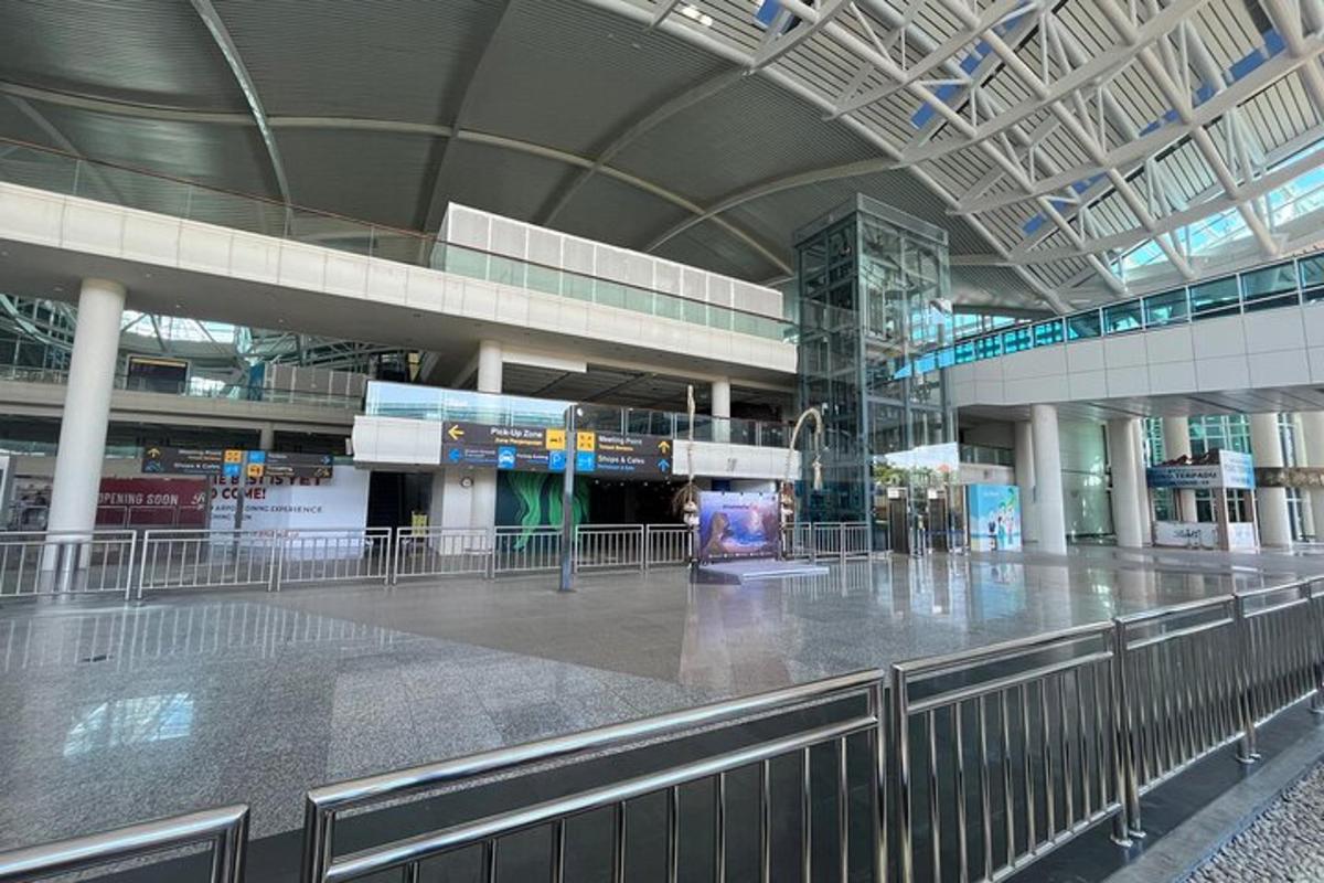 大きな建物がある空の空港ターミナル