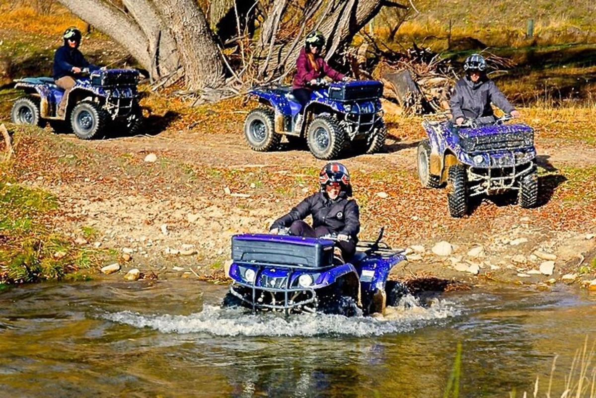 Un grupo de personas viajando en vehículos todo terreno en el agua.