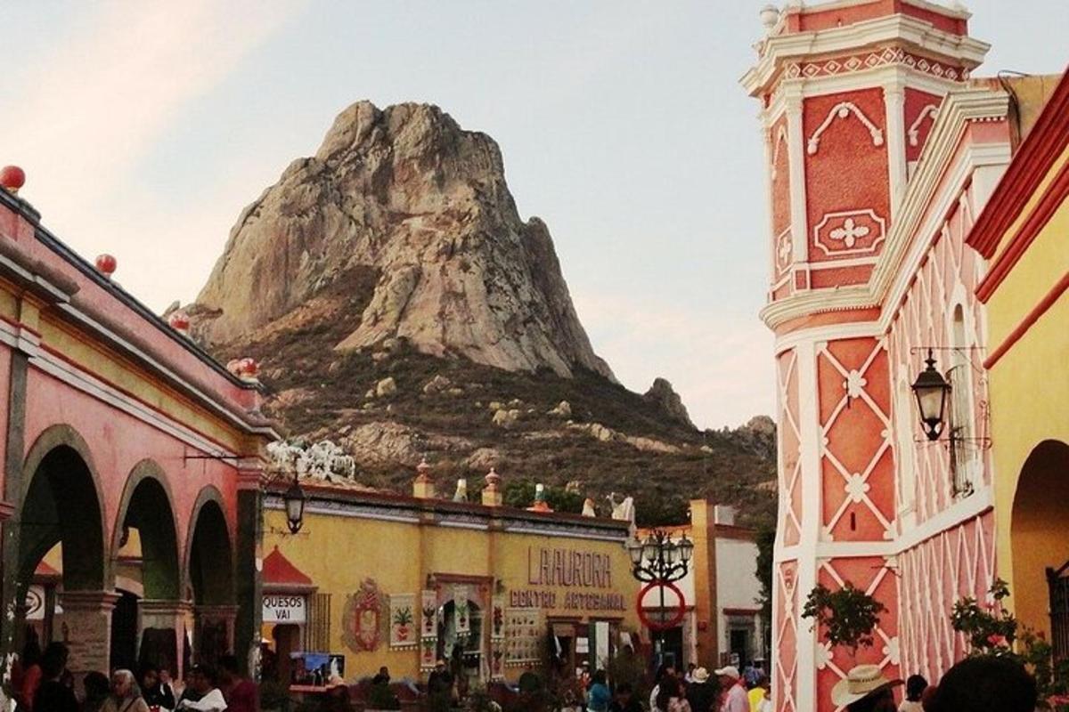 gunung di tengah-tengah bandar dengan menara jam