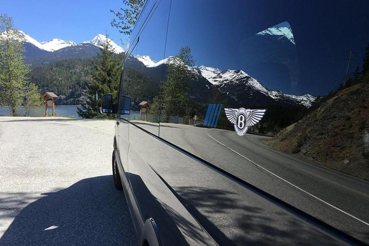 un'auto che percorre una strada con le montagne sullo sfondo