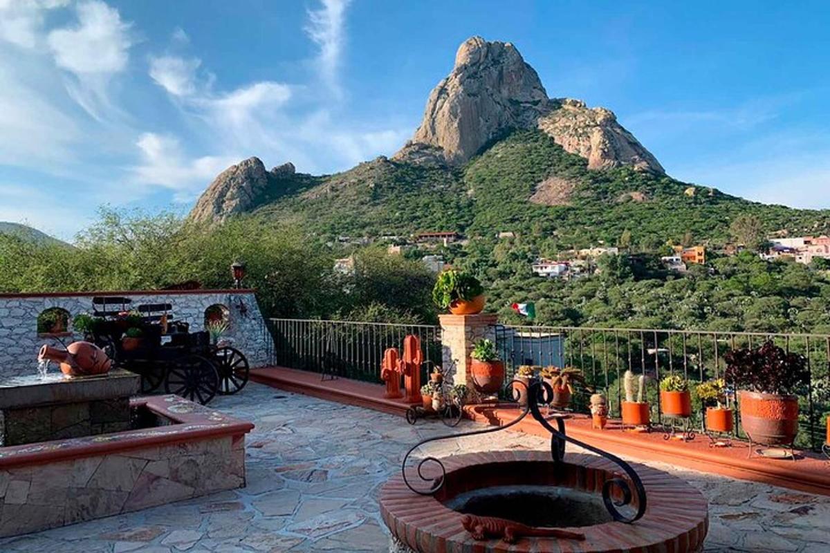 patio dengan air pancut dengan latar belakang gunung