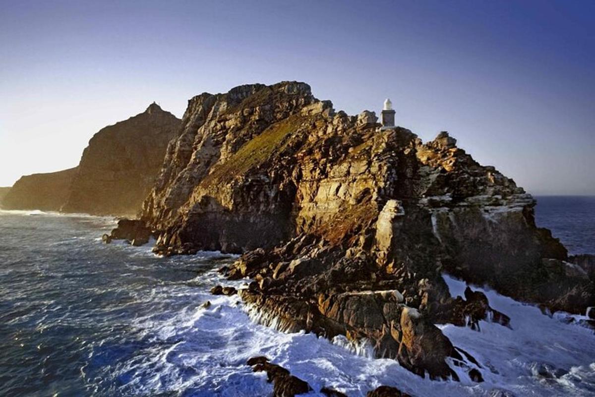 un faro su un'isola rocciosa nell'oceano