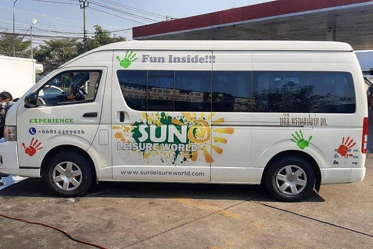 sebuah van dengan bunga matahari dicat di sisinya
