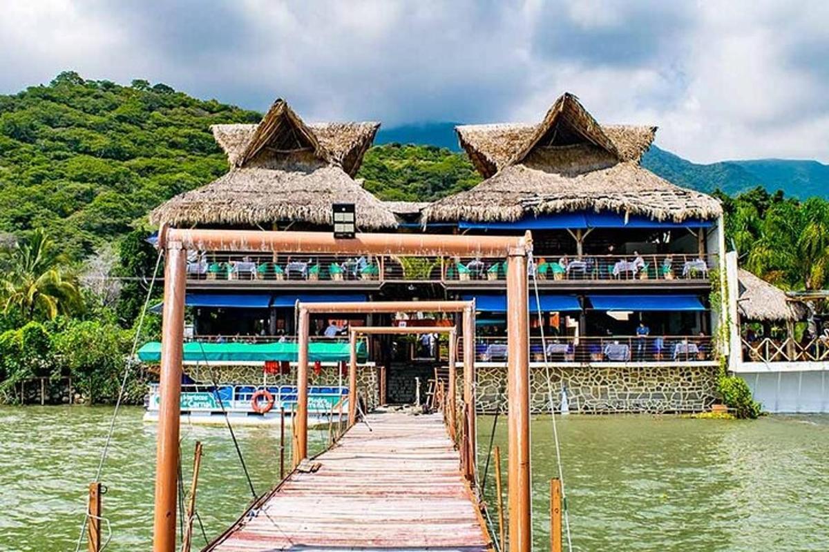 un ristorante sull'acqua accanto a un molo