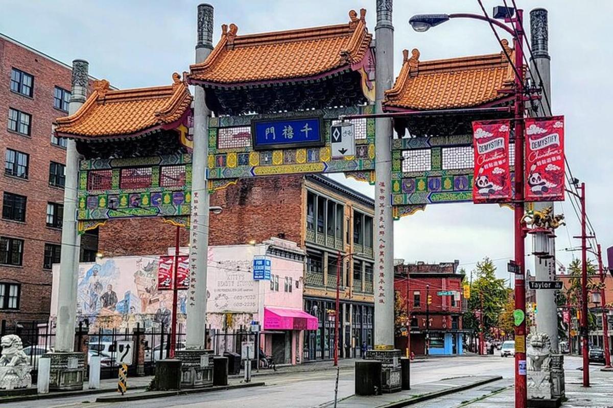 una strada con un edificio con insegne cinesi