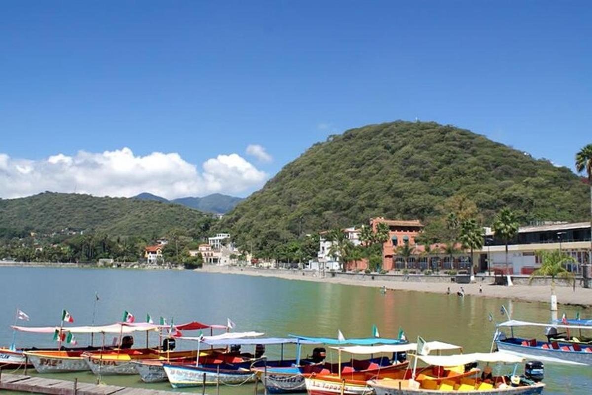 sekelompok perahu berlabuh di tepi danau