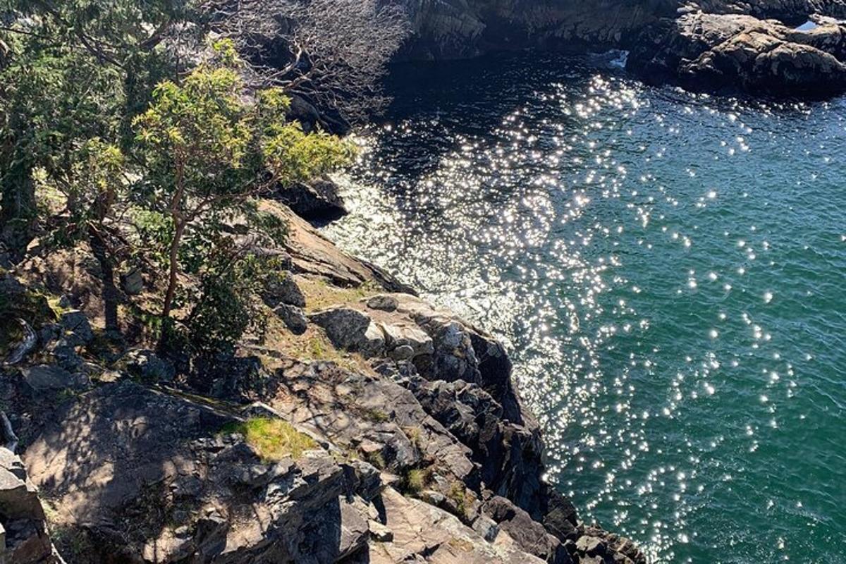 вид на водойму поруч зі скелями