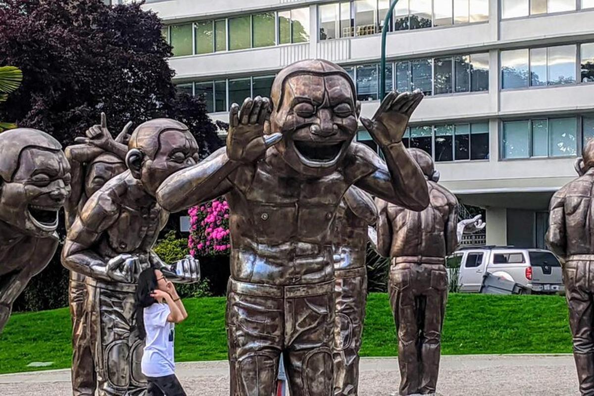 una statua di metallo raffigurante tre uomini con le spalle rivolte verso l'alto