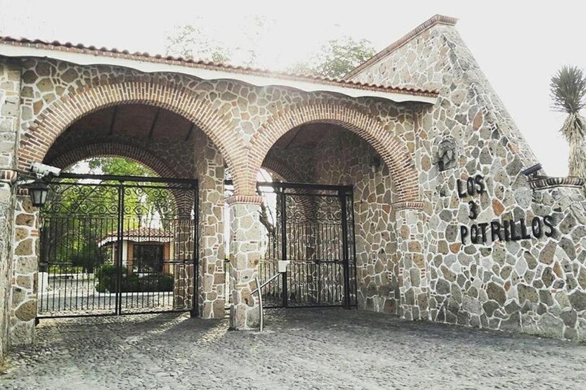 un edificio in pietra con un ingresso con un cancello
