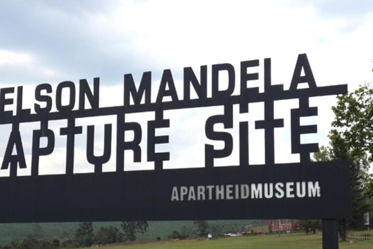 Un cartel para la entrada al museo del sitio de Manadalididineidina.