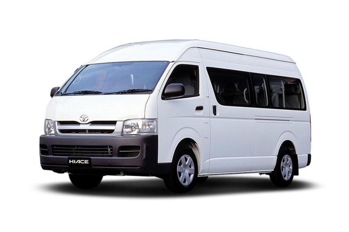 Bel kombi je prikazan na belem ozadju